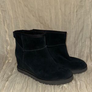 UGG Femme mini Women's Black Ankle Wedge Boot